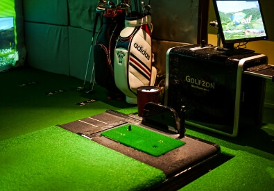 Indoor golf simulator set up